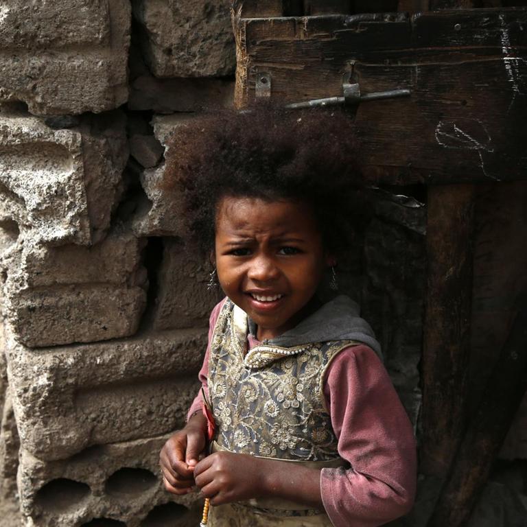 Zwei kleine Kinder stehen in einem Slum in einem Kriegsgebiet von Sanaa im Jemen.
