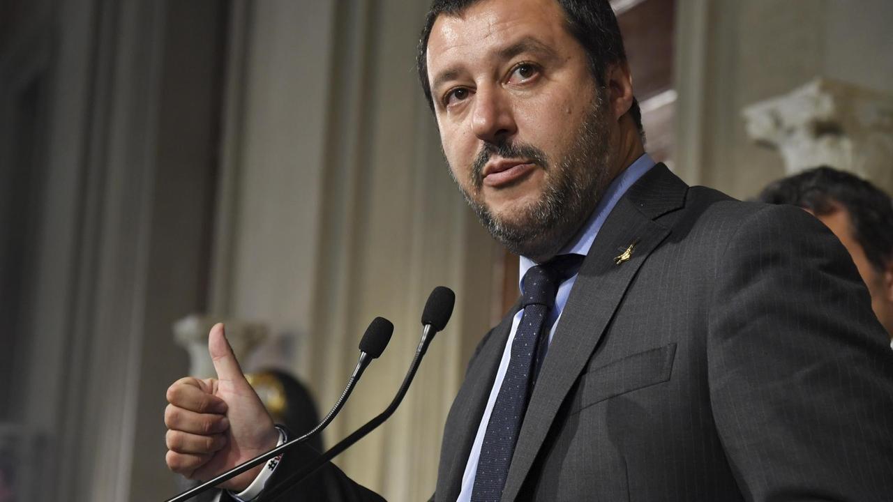 Salvini spricht in Mikrofone.