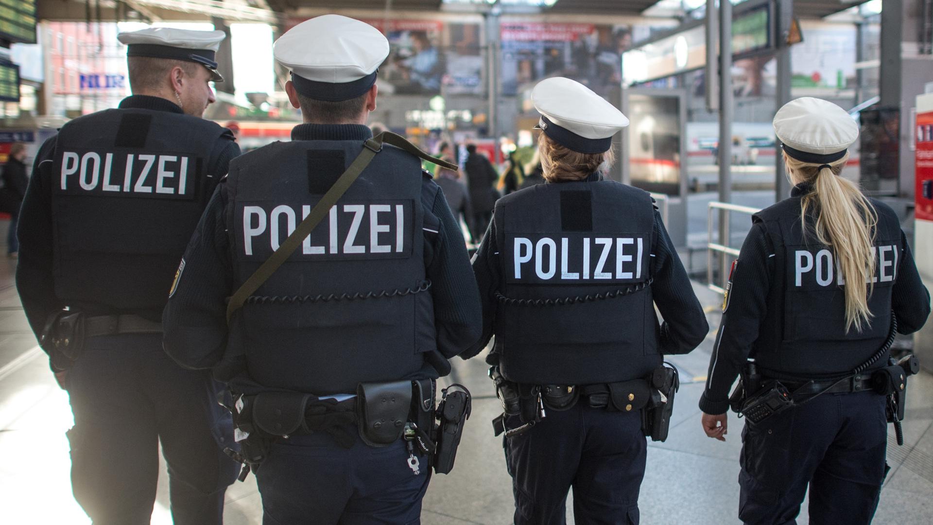 Bundespolizisten gehen Streife im Hauptbahnhof München.