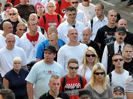 Rechtsextremisten marschieren bei einer Kundgebung durch Bad Nenndorf.