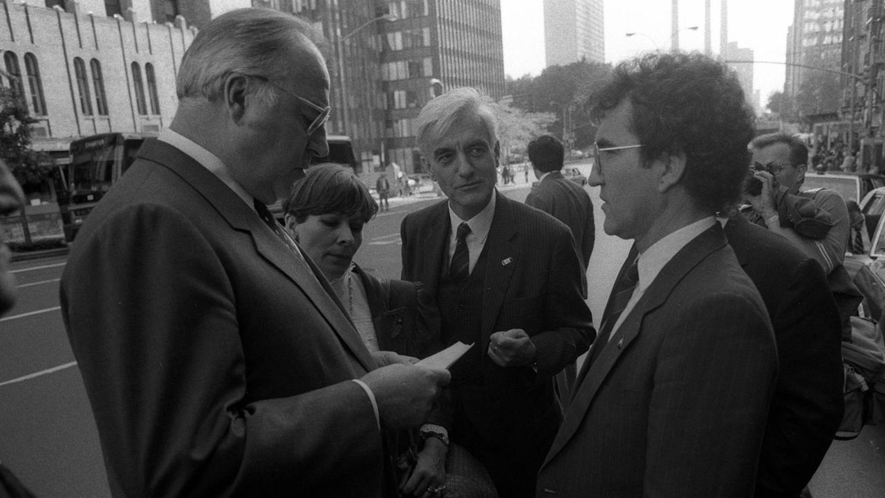Bundeskanzler Helmut Kohl (li., GER/CDU) und Juliane Weber (Leiterin Büro von Helmut Kohl) im Gespräch mit Horst Teltschik (re., GER/CDU) während eines Besuchs in New York, 1985