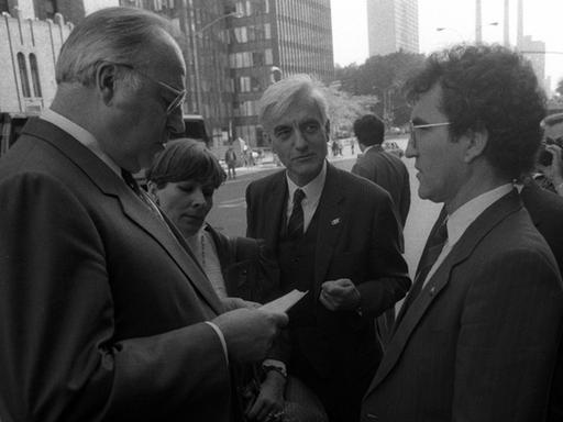Bundeskanzler Helmut Kohl (li., GER/CDU) und Juliane Weber (Leiterin Büro von Helmut Kohl) im Gespräch mit Horst Teltschik (re., GER/CDU) während eines Besuchs in New York, 1985
