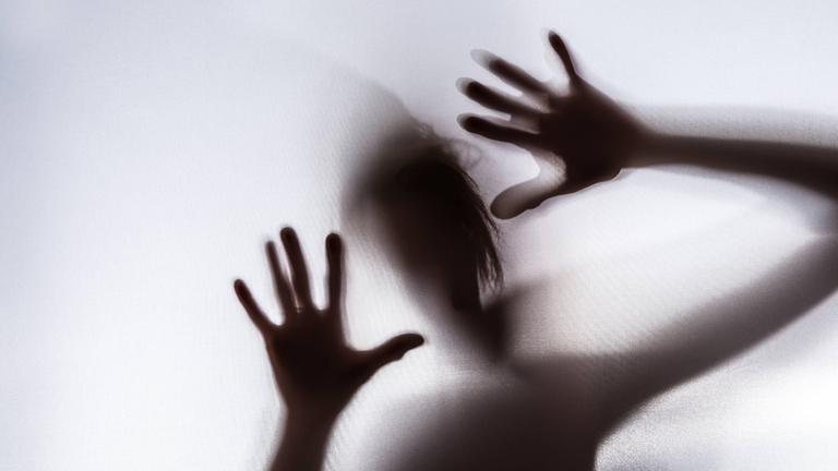 Der Schatten einer panischen Frau