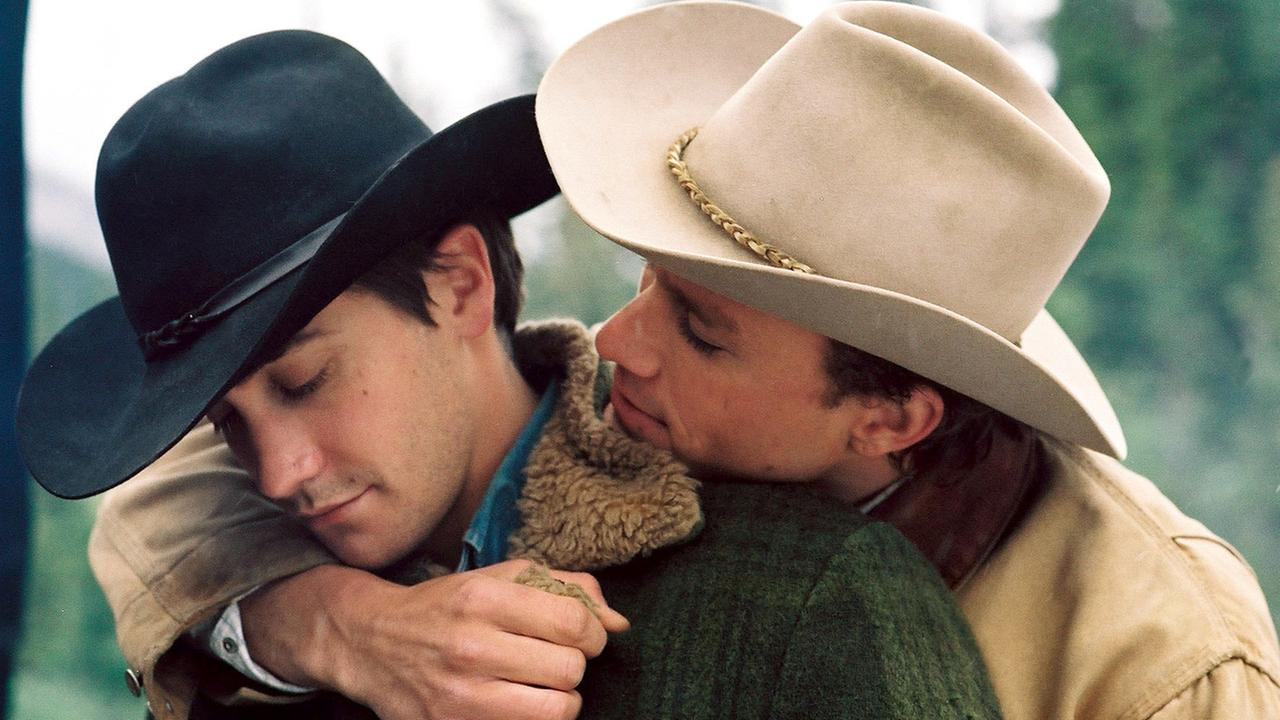 Heath Ledger (r) und Jake Gyllenhaal in einer Szene des Films "Brokeback Mountain"