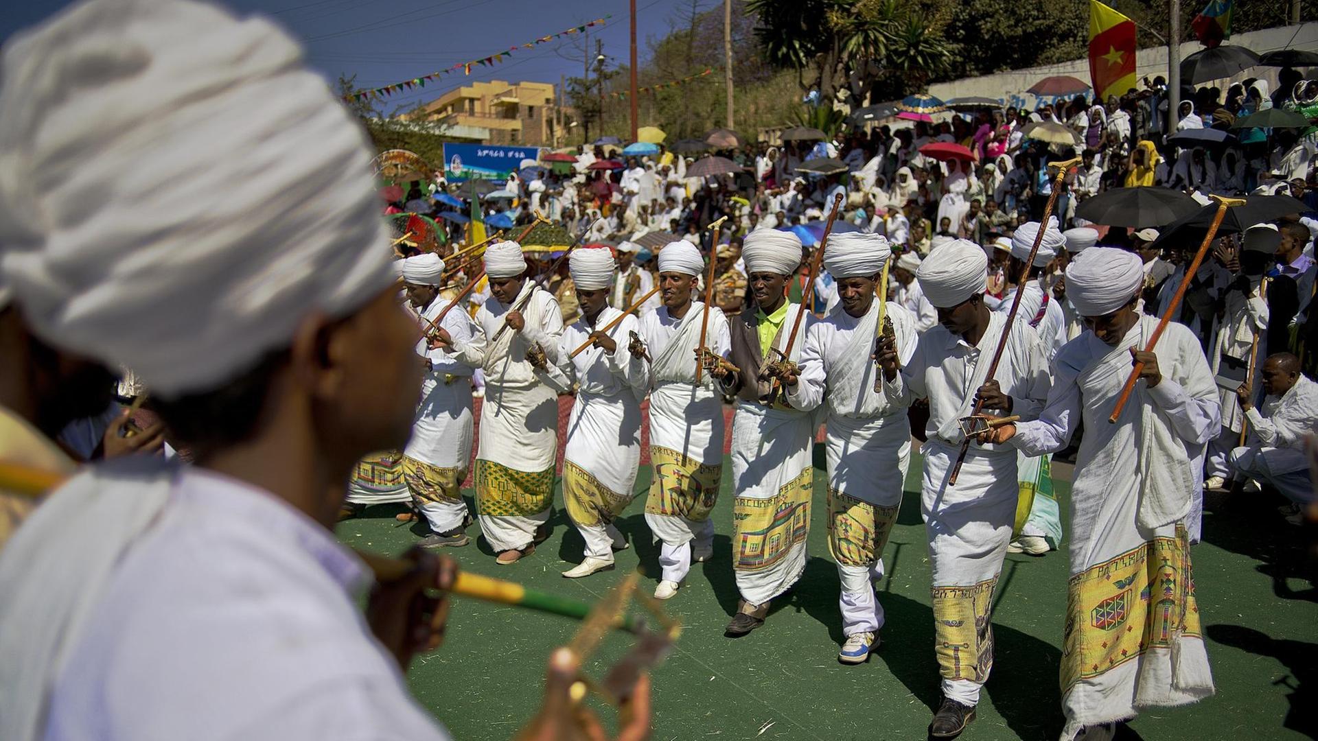 Äthiopische orthodoxe Christen tanzen während des Timkat-Festivals in Gondar am 19. Januar 2014