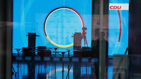 Leere Rednerpulte om Konrad-Adenauer-Haus, der Bundeszentrale der CDU