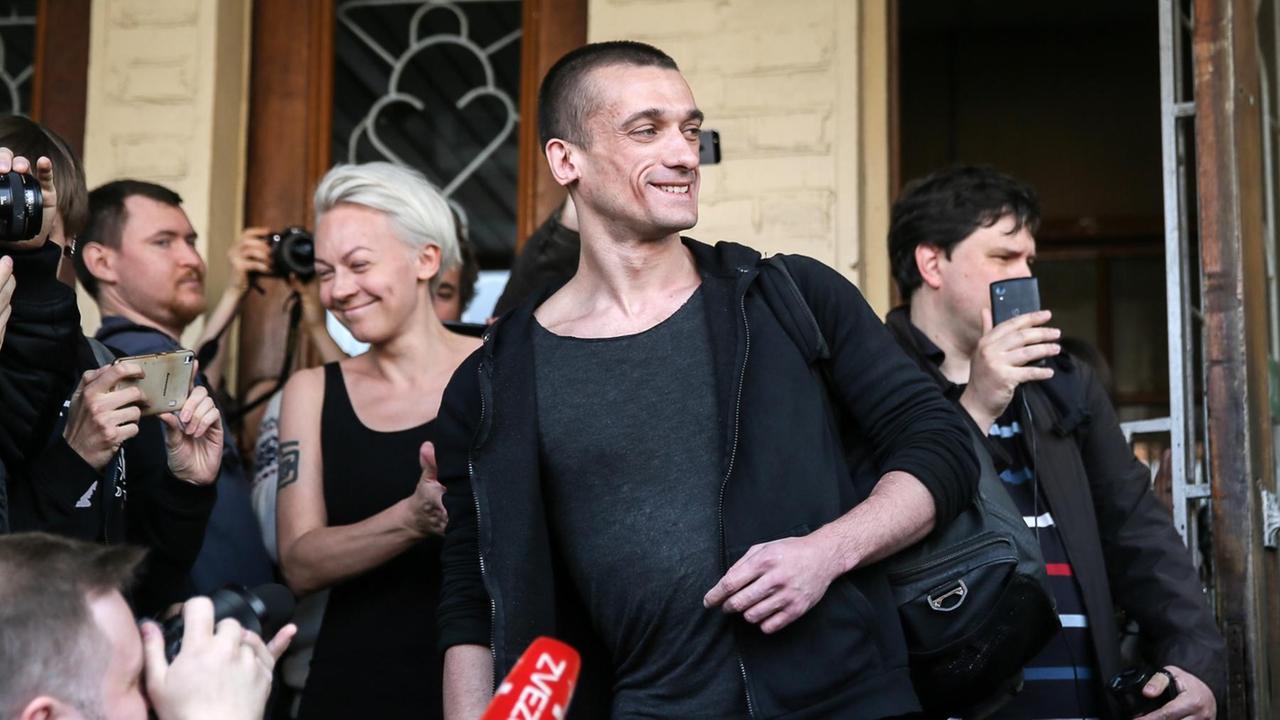 Moskau, Der russische Künstler Pjotr (Petr) Pavlensky (R) muss rund 6.900 Euro (500.000 Rubel) für das Inbrandsetzen der Tür der russischen GEheimdienstzentrale Lubjanka zahlen. FSB-Gebäude in Lubjanka-Platz im