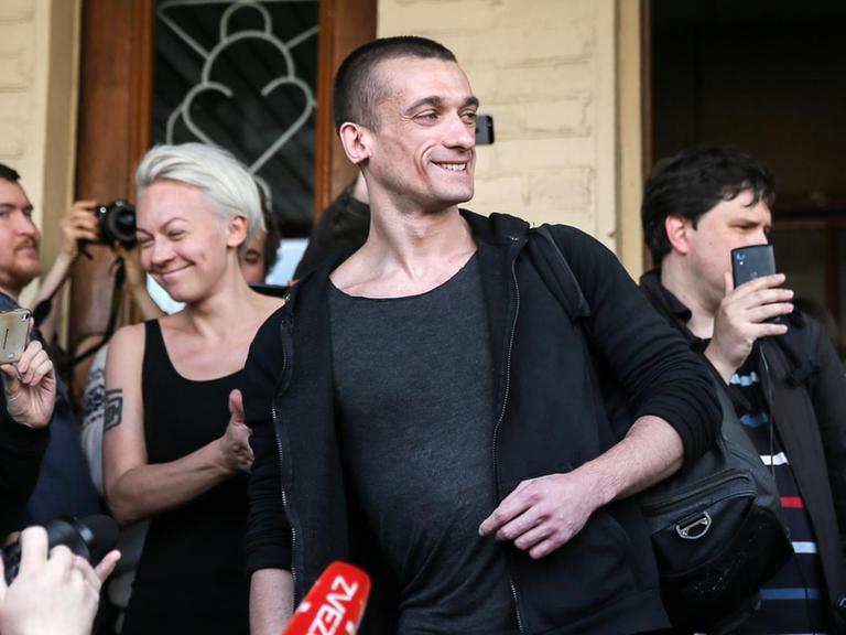 Moskau, Der russische Künstler Pjotr (Petr) Pavlensky (R) muss rund 6.900 Euro (500.000 Rubel) für das Inbrandsetzen der Tür der russischen GEheimdienstzentrale Lubjanka zahlen. FSB-Gebäude in Lubjanka-Platz im