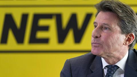 Sebastian Coe im Profil, vor einer gelben Wand, auf der das Wort "New" geschrieben steht.