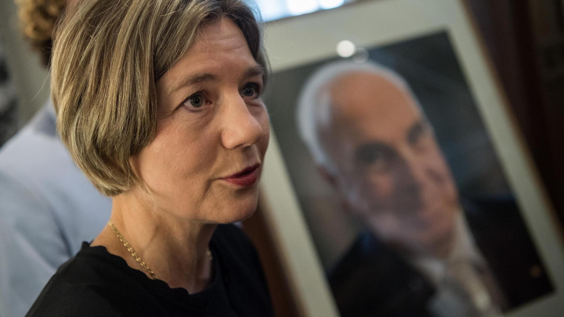 Maike Kohl-Richter, die Witwe von Altbundeskanzler Helmut Kohl, steht neben einem Porträt ihres Mannes, das sie an das Historische Museum Speyer übergeben hat (2018)