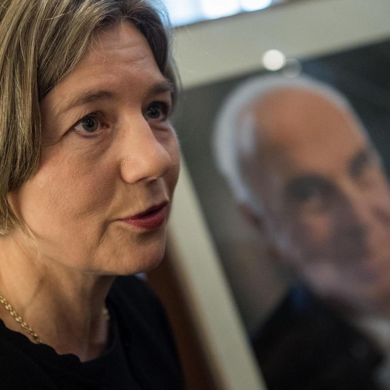 Maike Kohl-Richter, Witwe von Altbundeskanzler Helmut Kohl, steht neben einem Porträt ihres Mannes, das sie an das Historische Museum Speyer übergeben hat