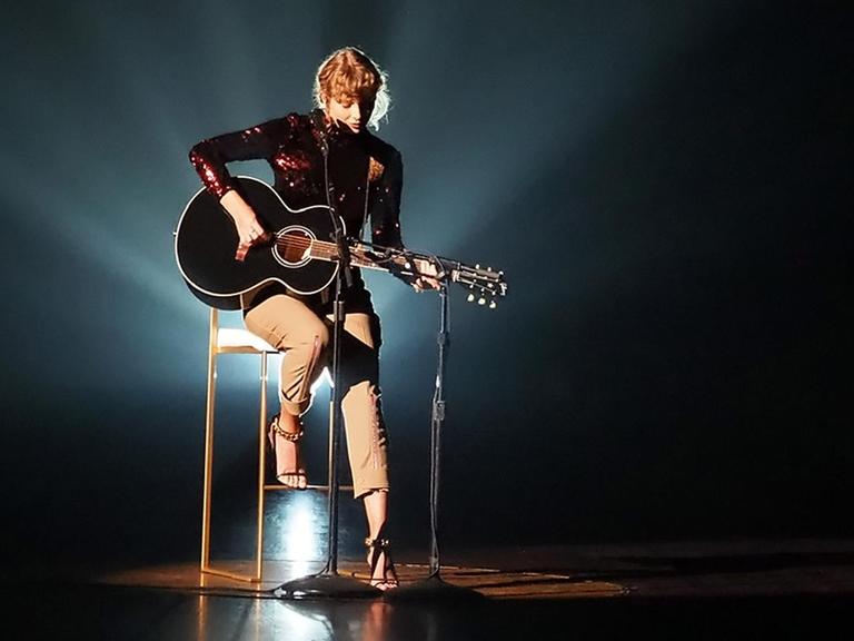 Taylor Swift mit Gitarre im Spotlight auf der Bühne in Nashville, Tennessee. ACM Awards, 16. September 2020.