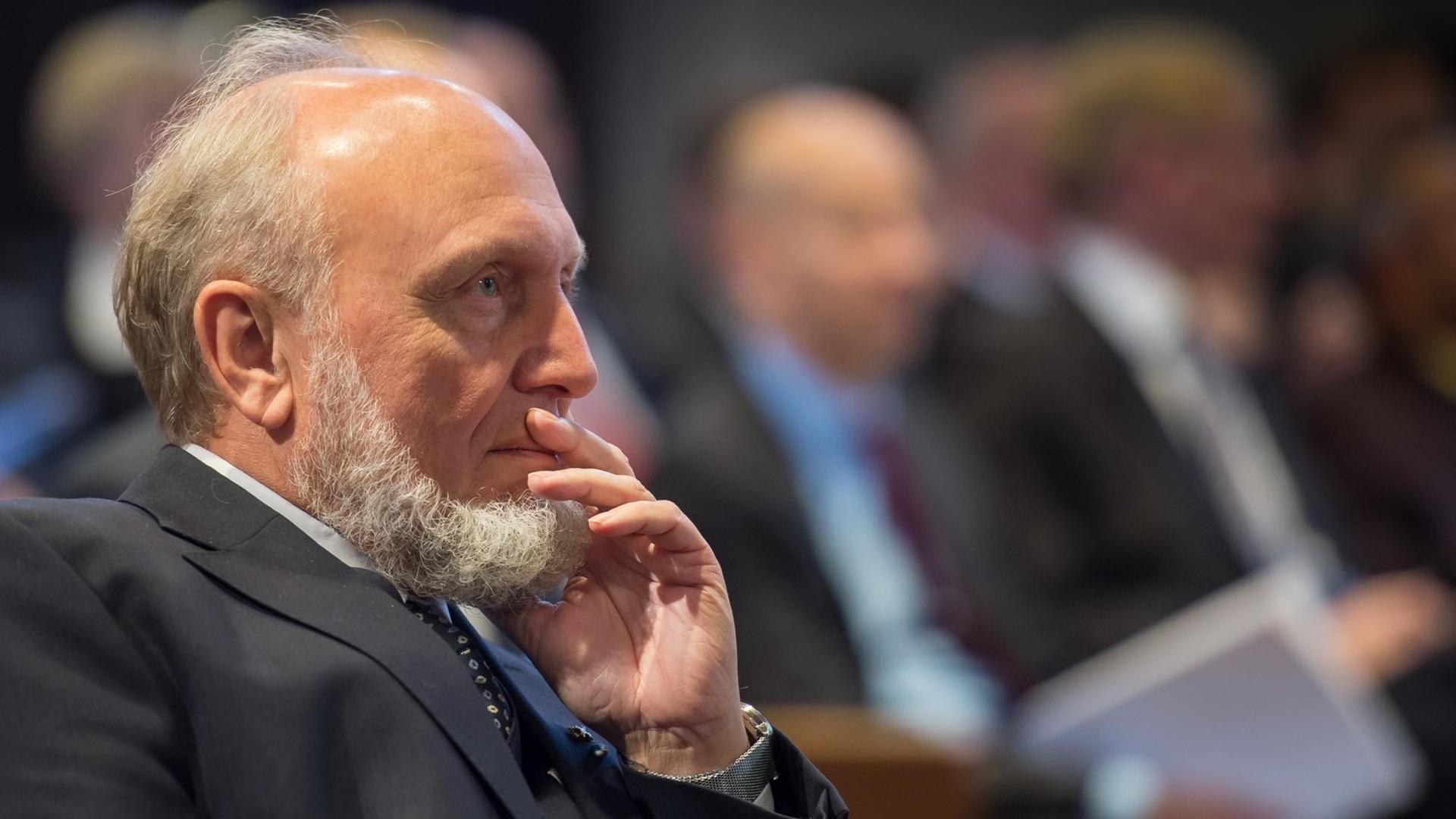 Der scheidenden Präsident des ifo Instituts, Hans-Werner Sinn, sitzt am 22.01.2016 im Senatssaal der Ludwig-Maximilians-Universität in München (Bayern) an seinem Platz und verfolgt das Internationale Symposium zu seiner Verabschiedung.