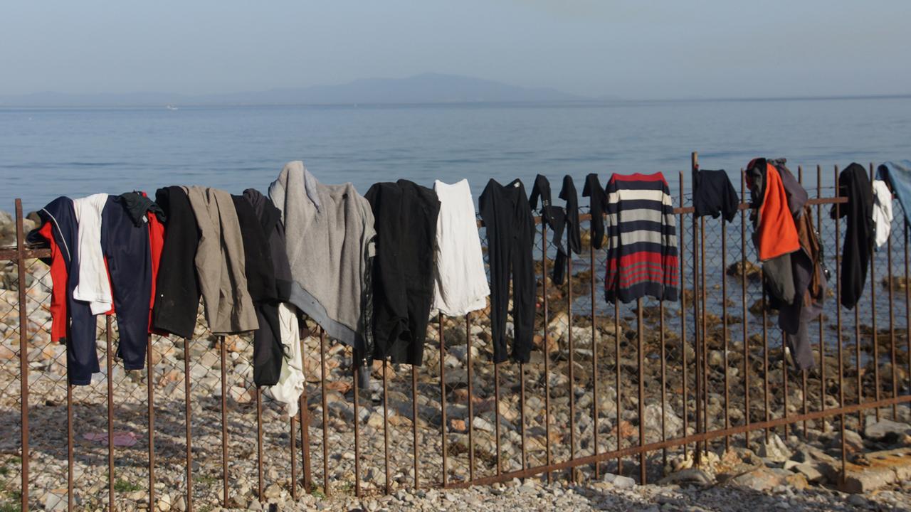 Wäsche trocknet auf einem Zaun neben dem Flüchtlingscamp auf Lesbos.