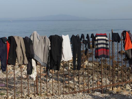 Wäsche trocknet auf einem Zaun neben dem Flüchtlingscamp auf Lesbos