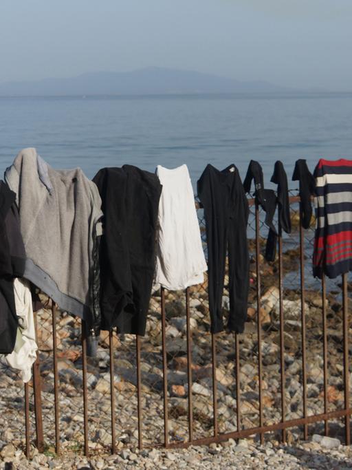 Wäsche trocknet auf einem Zaun neben dem Flüchtlingscamp auf Lesbos