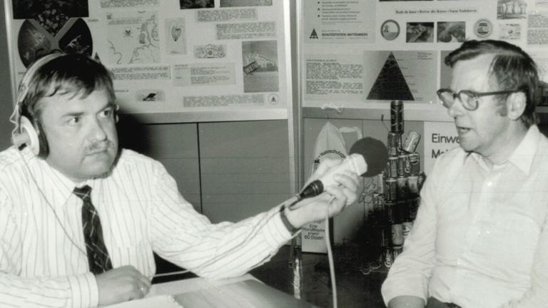 Edgar Forschbach (links), Früherer Leiter des Wissenschaftsressorts beim Deutschlandfunk, während eines Interviews. 
