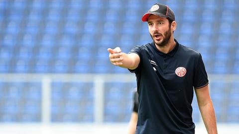 Der Fußball-Trainer Sandro Schwarz am Spielfeldrand
