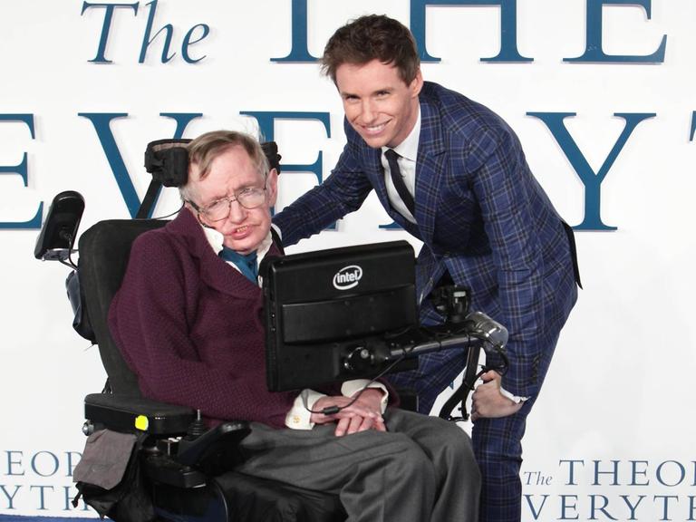 Filmpremiere von "The Theory Of Everything" ("Die Entdeckung der Unendlichkeit") in London Physiker Stephen Hawking und der englische Schauspieler Eddie Redmayne