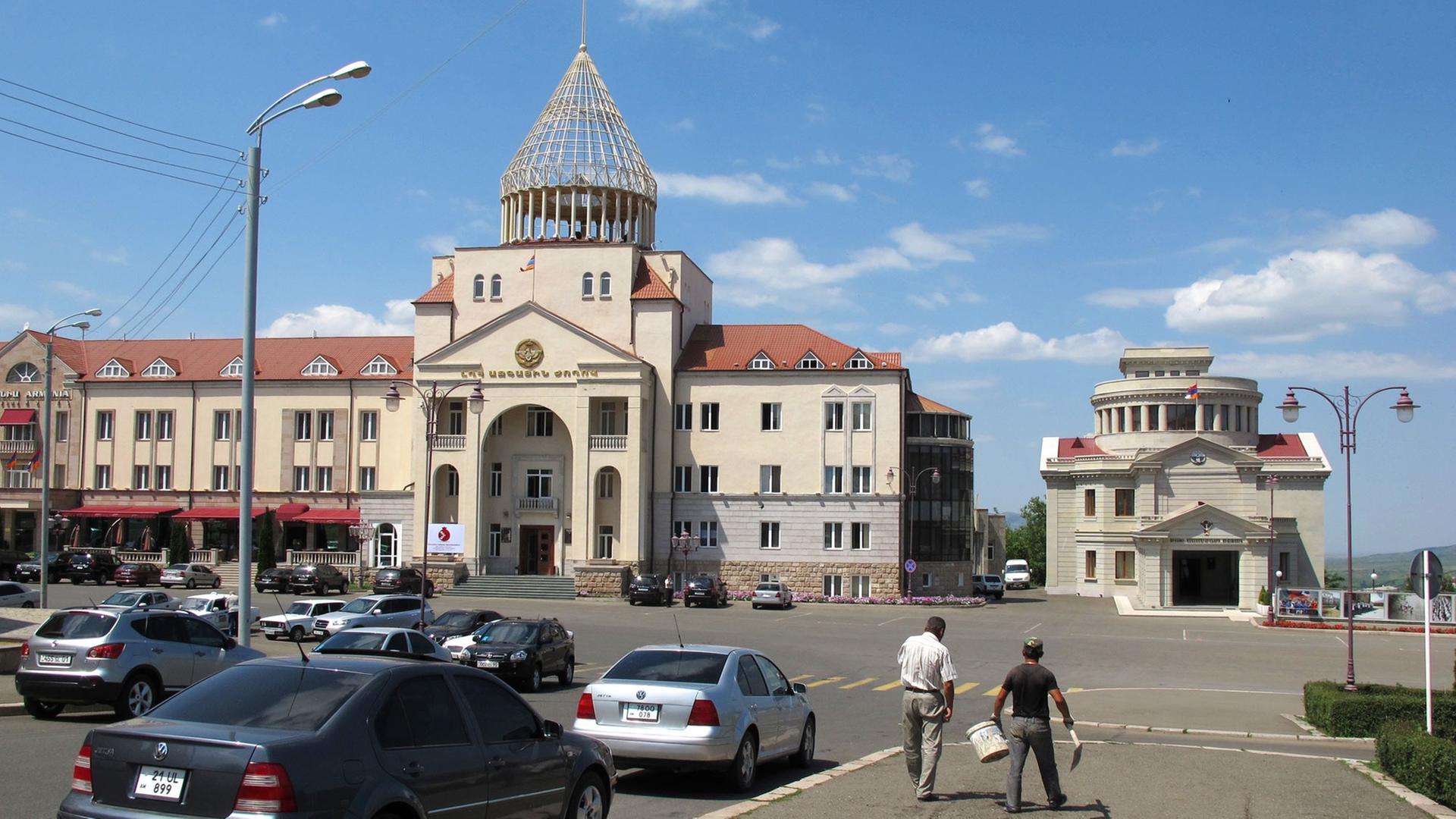 Zentrum von Stepanakert in der Region Bergkarabach, in der Mitte das Parlamentsgebäude mit Kuppel