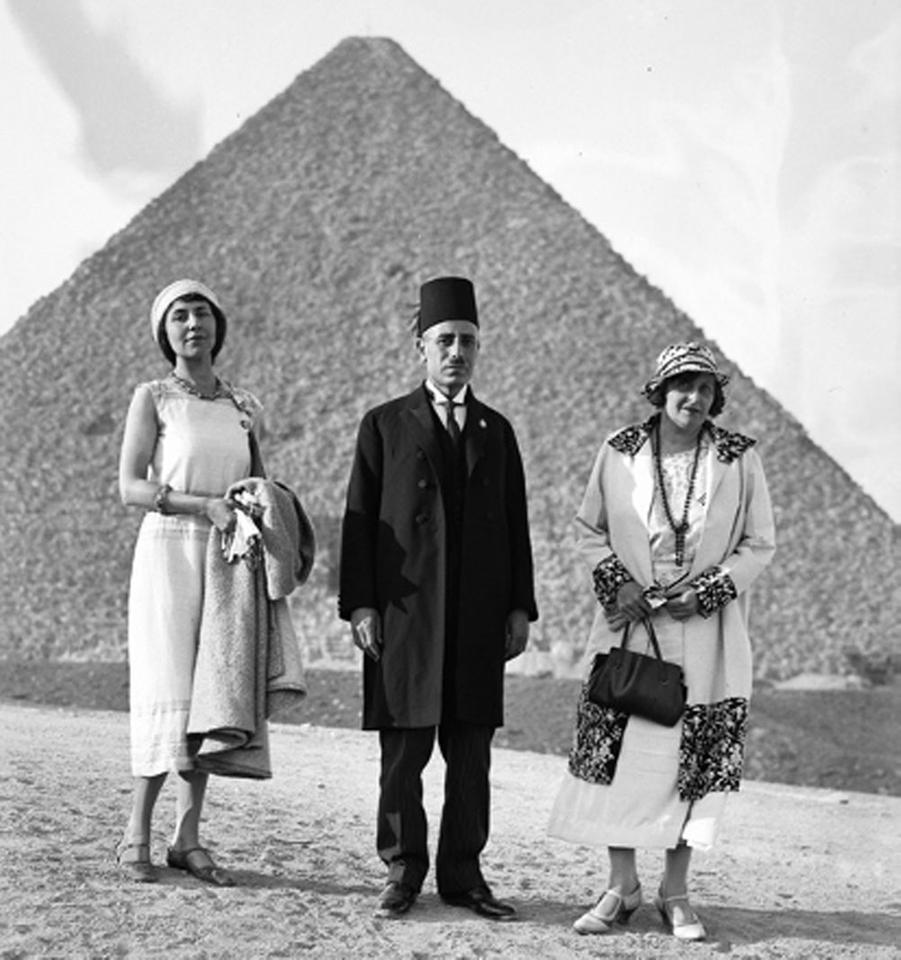 Kairo Kongress für arabische Musik 1932: M. Humbert-Lavergne, R. Muftāḥ und J. Herscher-Clément beim Ausflug zu den Pyramiden von Gizeh.