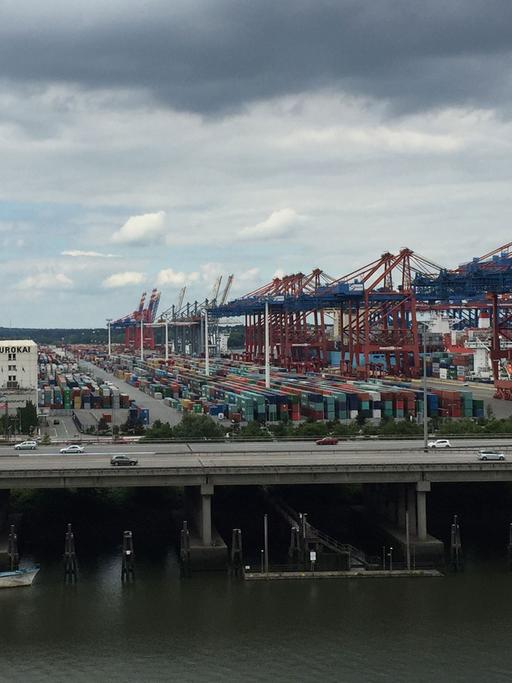 Der Hamburger Hafen hat eine jahrhundertealte Tradition.