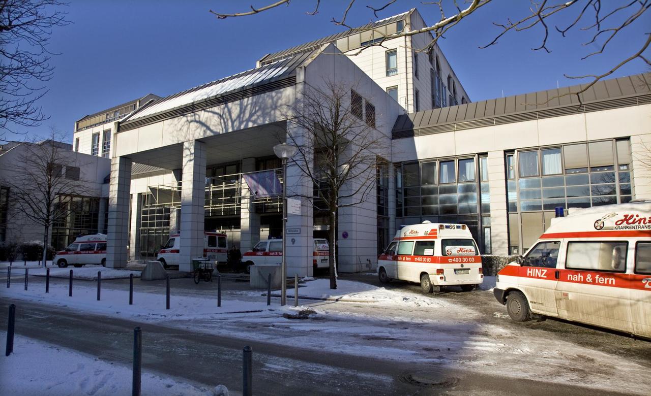 Fünf Rettungsfahrzeuge warten vor der Charité Klinik in Berlin