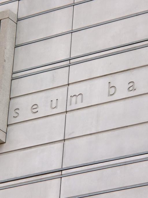 Eine Außenwand des Bauhaus-Museums in Weimar: Grauer klatter Beton, ein schmales Fenster und die Aufschrift "Museum Bauhaus".