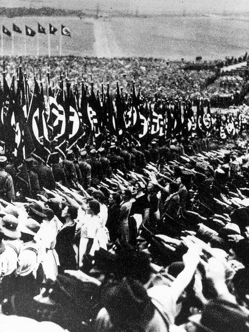 Massenveranstaltung während der NS-Diktatur: Die Bevölkerung mit zum Hitlergruß erhobenem rechten Arm beim Aufmarsch der Fahnen während einer Erntedankfeier auf dem Bückeberg bei Hameln (undatiert)