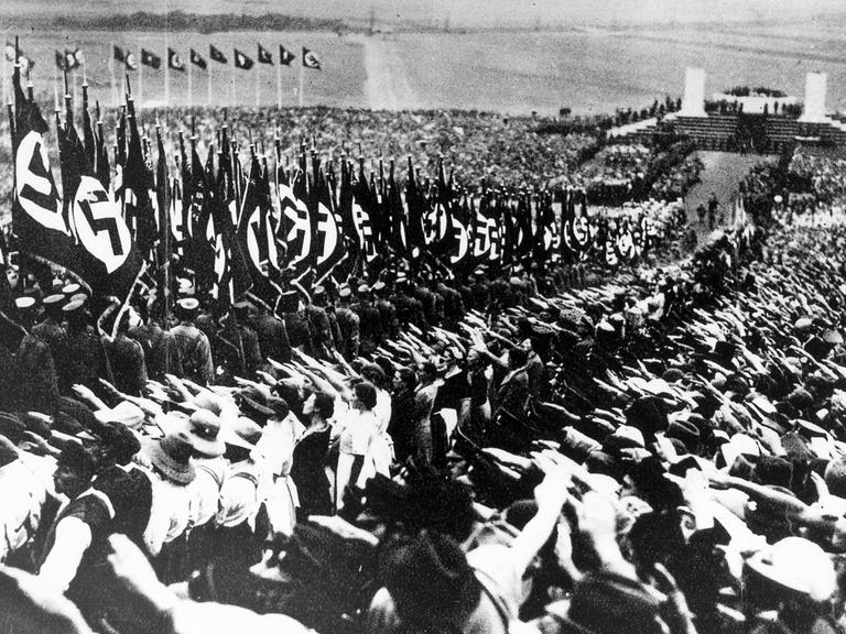 Eine Massenveranstaltung während der NS-Diktatur: Die Bevölkerung hebt den rechten Arm zum Hitlergruß.