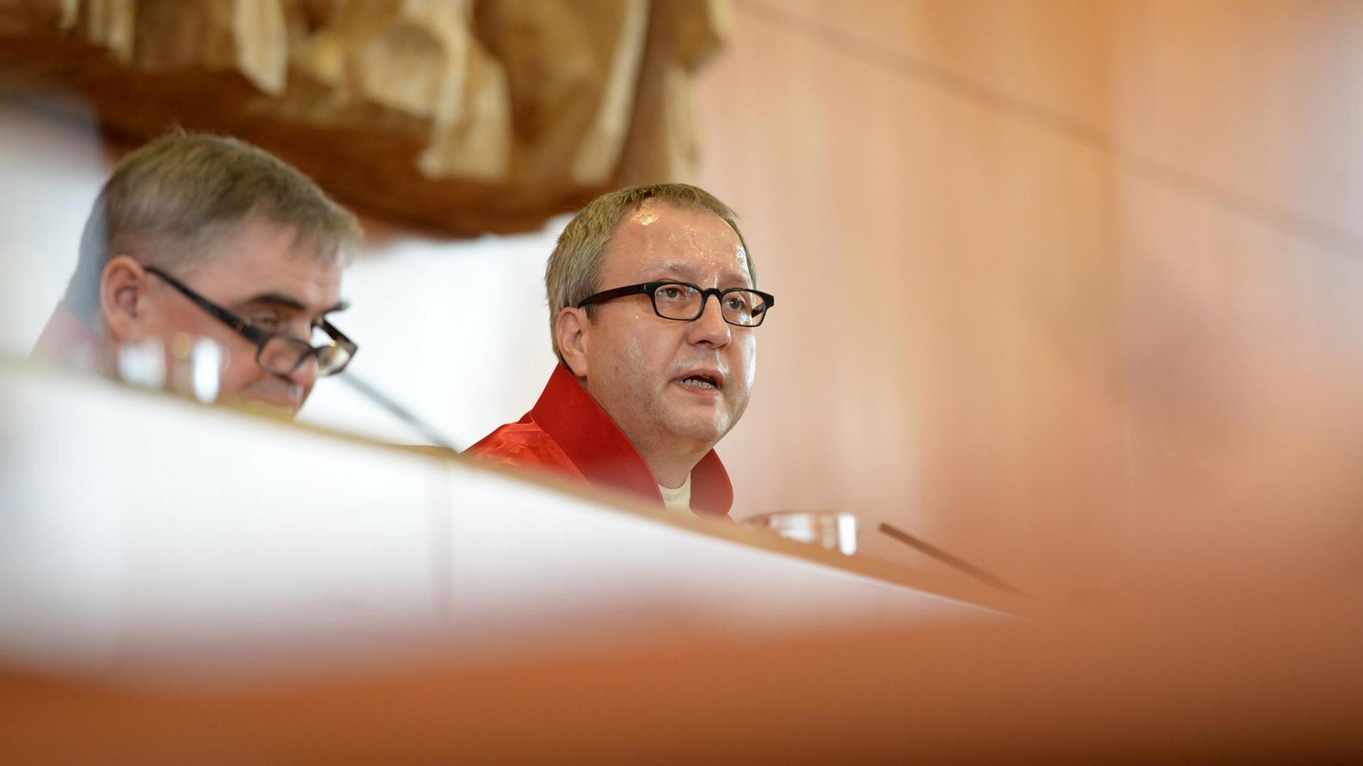 Andreas Voßkuhle (r), Vorsitzender des Zweiten Senats und Präsident des Gerichts, eröffnet in Karlsruhe die mündliche Verhandlung über ein Verbot der rechtsextremen NPD beim Bundesverfassungsgericht, links Peter Huber.