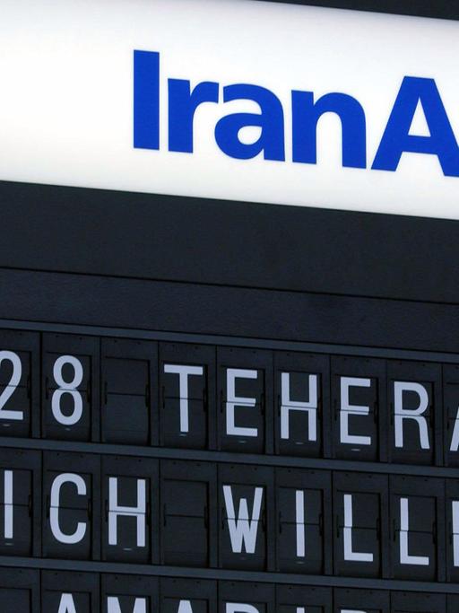 Anzeigetafel des Köln-Bonner Flughafens: Die IranAir begrüßt die Fluggäste der Verbindung Köln – Teheran; Aufnahme vom Juli 2003