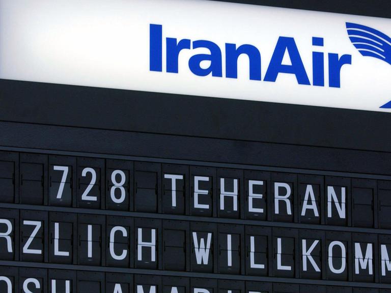 Anzeigetafel des Köln-Bonner Flughafens: Die IranAir begrüßt die Fluggäste der Verbindung Köln – Teheran; Aufnahme vom Juli 2003