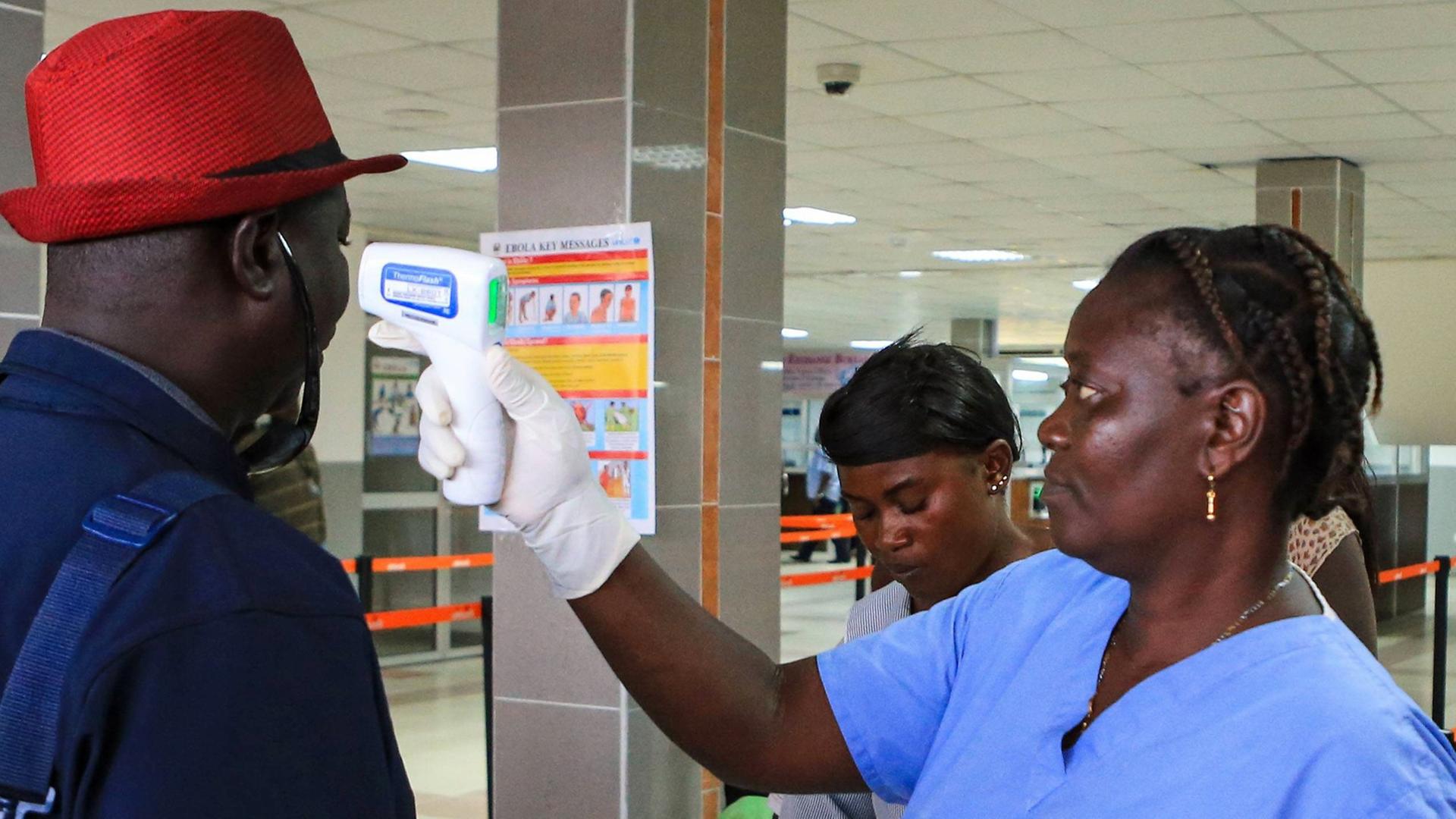Fiebermessung am Flughafen von Freetown in Sierre Leone - die Gefahr von Ebola ist noch nicht gebannt