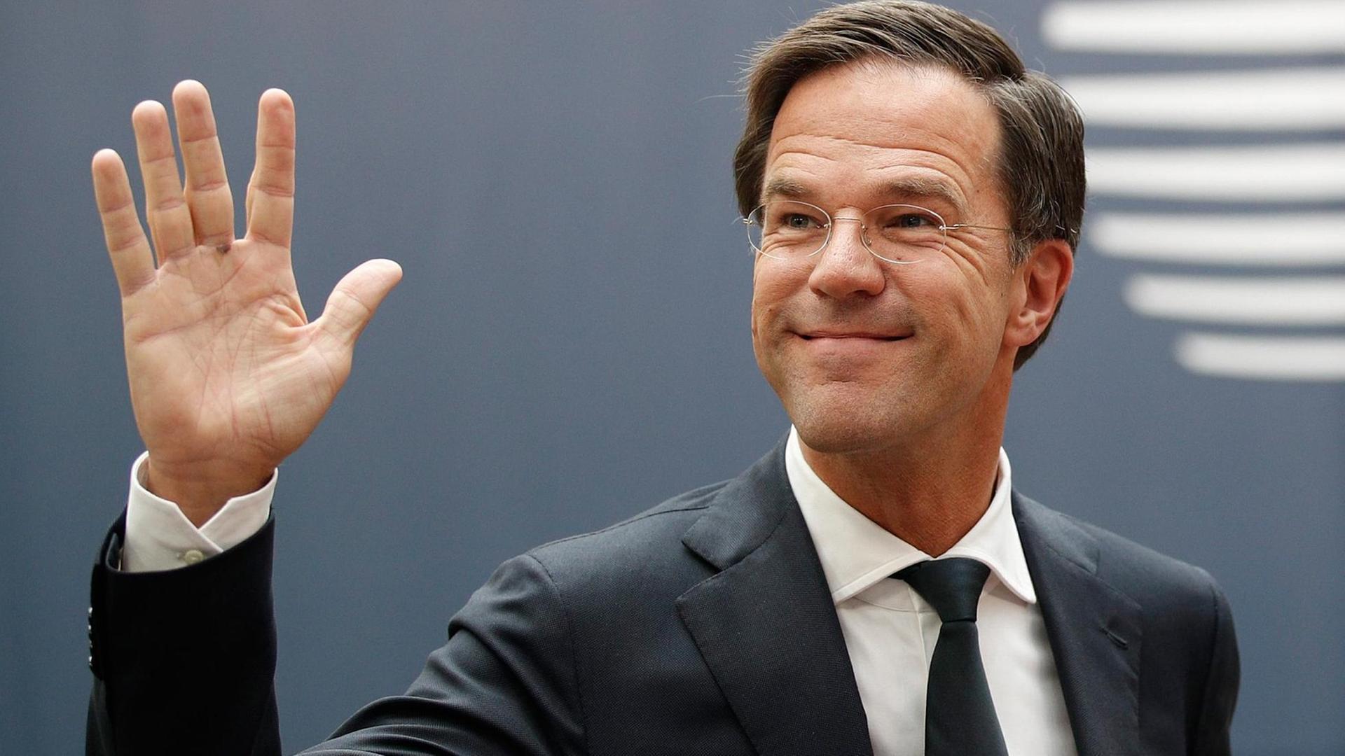 Der niederländische Ministerpräsident Mark Rutte winkt.