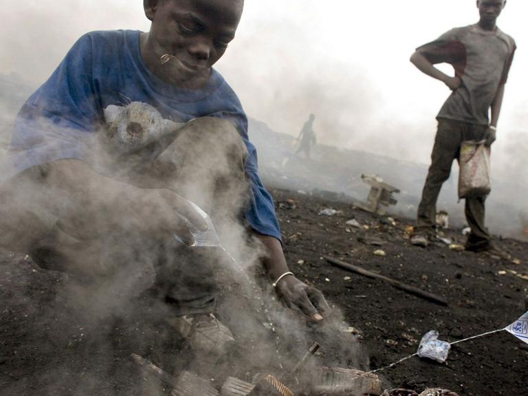 Kinder sammeln auf einer Müllhalde für Elektroschrott in Accra (Ghana) Kupfer