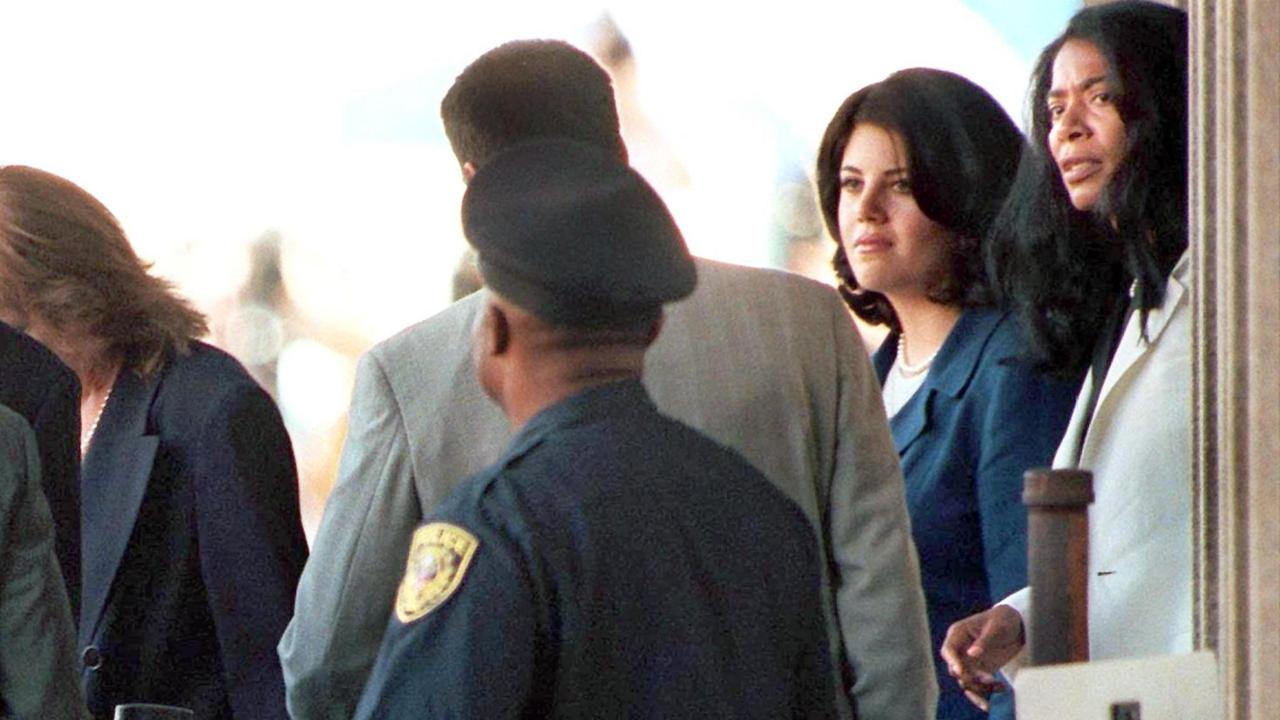 Die Ex-Praktikantin im Weißen Haus, Monica Lewinsky (2.v.r.), und ihre Sprecherin Judy Smith (r) verlassen am 6.8.1998 ein Gerichtsgebäude in Washington, wo Lewinsky fast neun Stunden lang vor einer Untersuchungskammer über ihre angebliche Sex-Affäre mit US-Präsident Bill Clinton ausgesagt hatte.