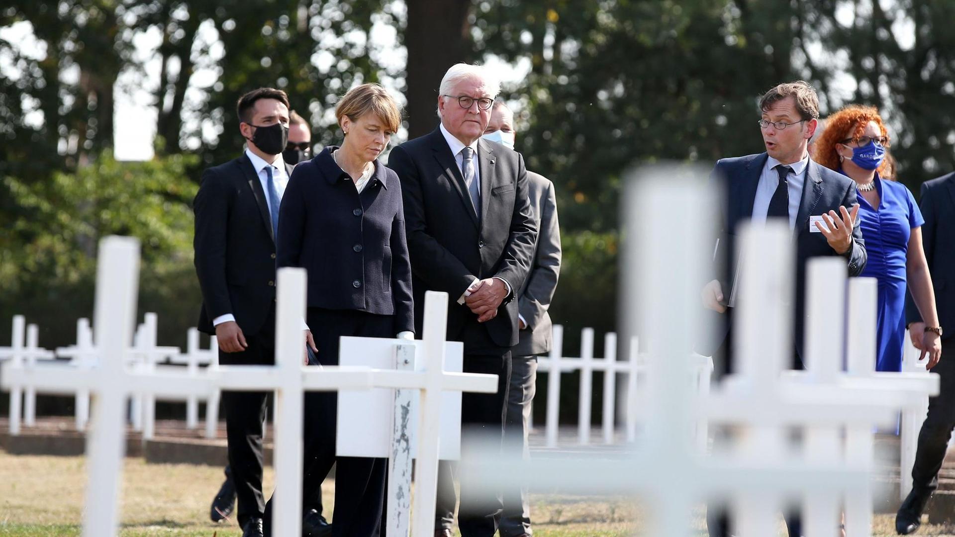 Sachsen-Anhalt, Gardelegen: Gedenkstättenleiter Andreas Froese (2.v.r-l) begleitet Bundespräsident Frank-Walter Steinmeier und seine Ehefrau Elke Büdenbender über den Militärischen Ehrenfriedhof in der Gedenkstätte Feldscheune Isenschnibbe in Gardelegen.