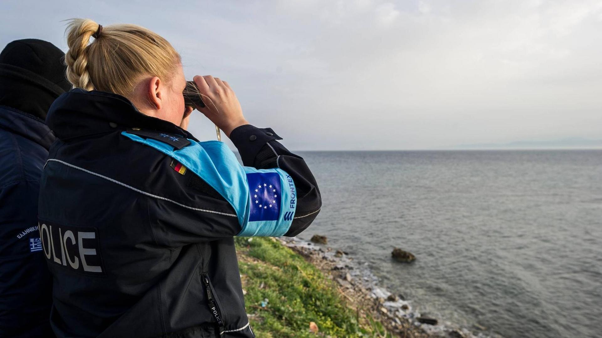 Eine deutsche Frontex-Beamtin und ein griechischer Beamter suchen bei Mytilini auf der griechischen Insel Lesbos das Meer nach Flüchtlingsbooten ab.