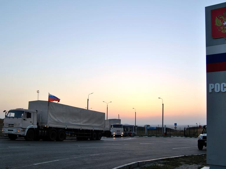 Russische Lkw bei Sonnenaufgang an einem Checkpoint zur Ukraine
