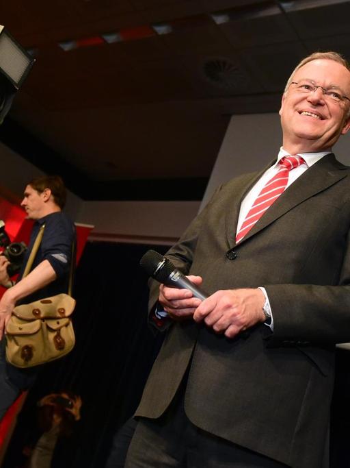 Niedersachsens Ministerpräsident Stephan Weil (SPD) spricht auf der Wahlparty der SPD zu seinen Parteifreunden.