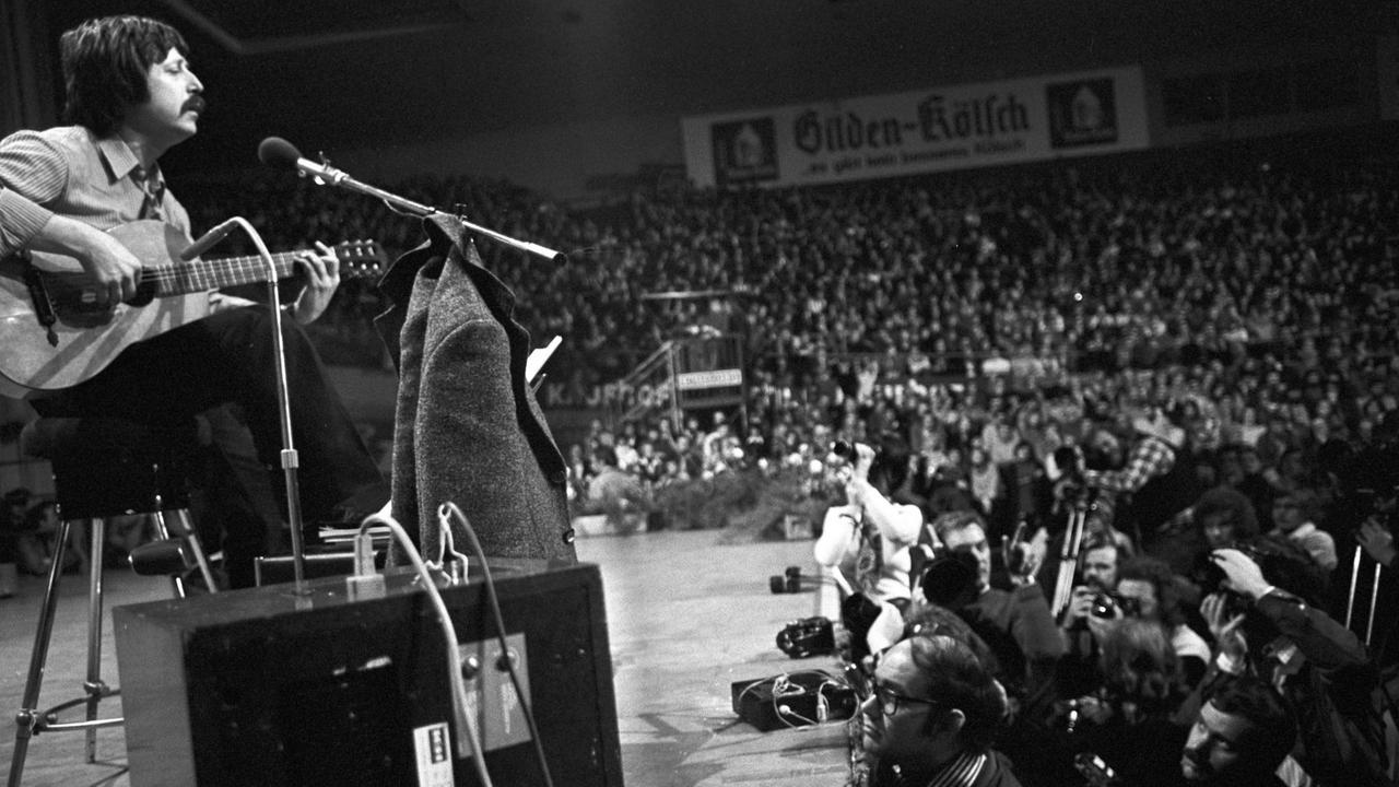 Wolf Biermann, Liedermacher aus der DDR, während seines Auftritts in der Sporthalle in Köln am 13.11.1976. Es war sein erstes Konzert auf einer bundesdeutschen Bühne seit Ostern 1965. 