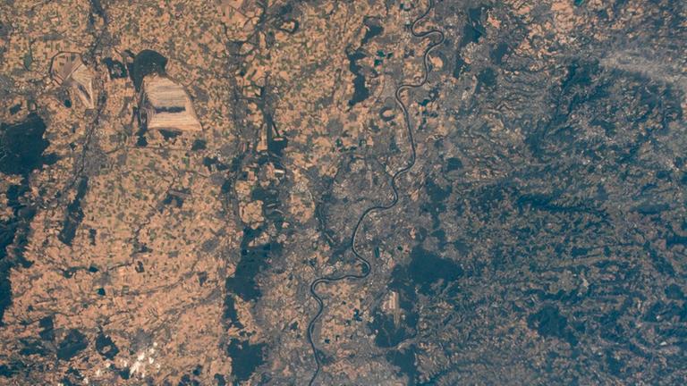 Im Sommer 2018 eher ocker auf ocker: Die Tagebaugebiete im Rheinland (links oben) auf einer Aufnahme von Alexander Gerst von der ISS (ESA)