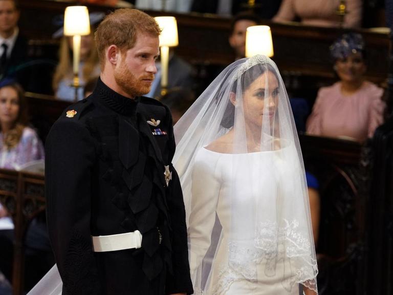 Der britische Prinz Harry und die ehemalige US-Schauspielerin Meghan Markle stehen bei ihrer Hochzeit in der Kapelle von Windsor Castle.