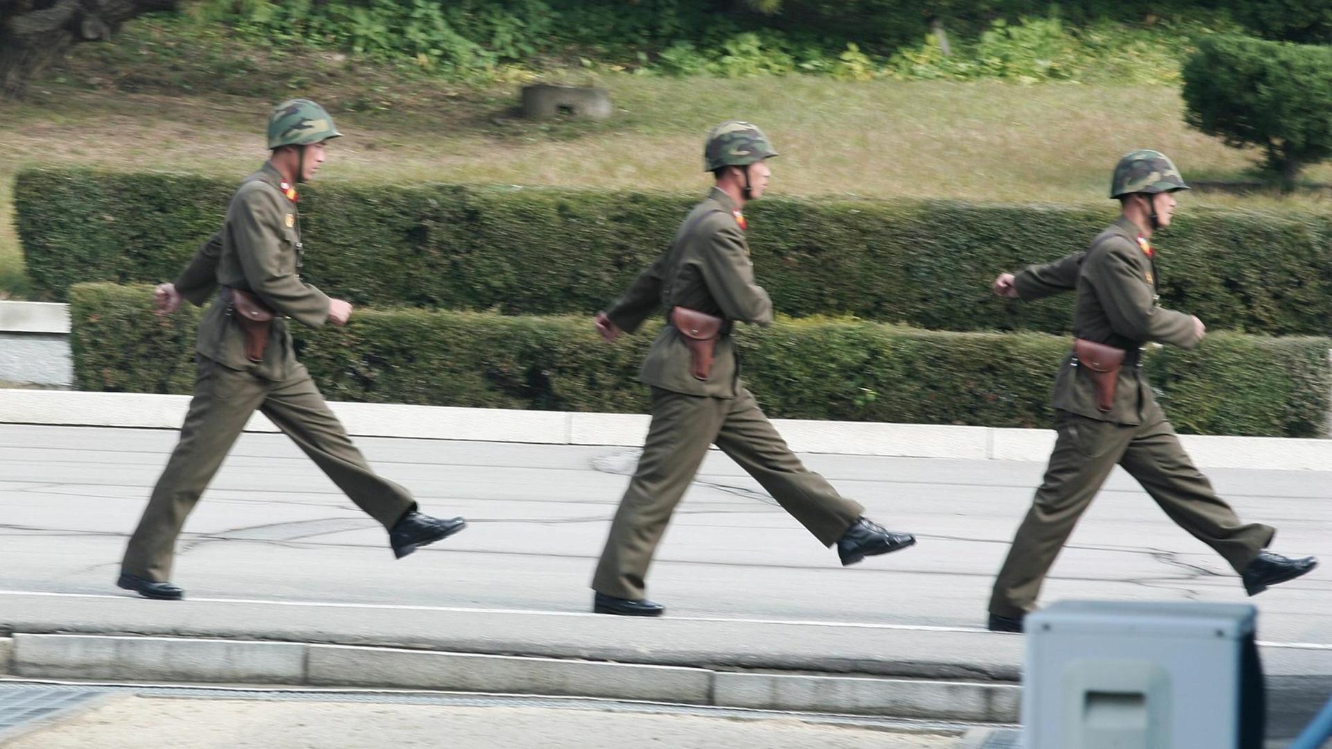 Nordkoreanische Soldaten in der demilitarisierten Zone zwischen Nord- und Südkorea