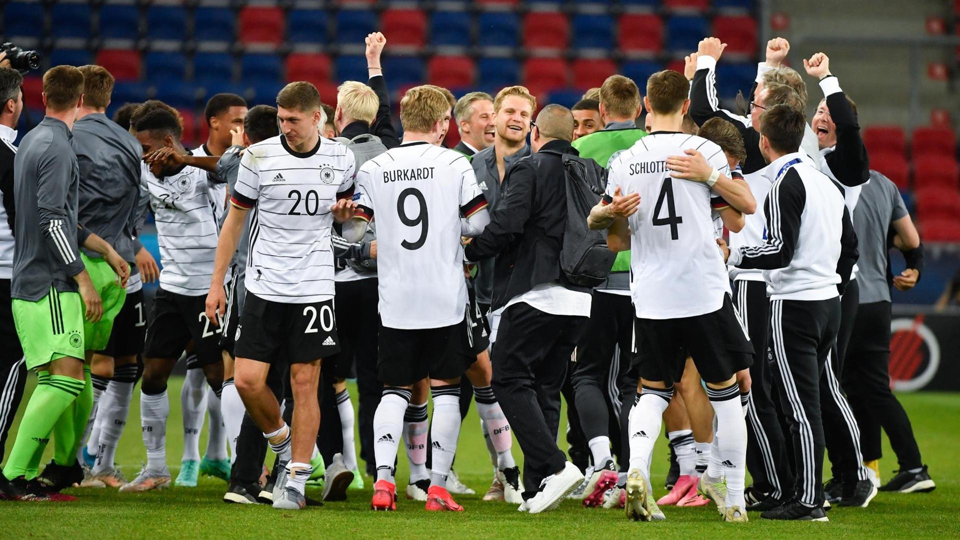 Die deutsche U21-National-Mannschaft jubelt.