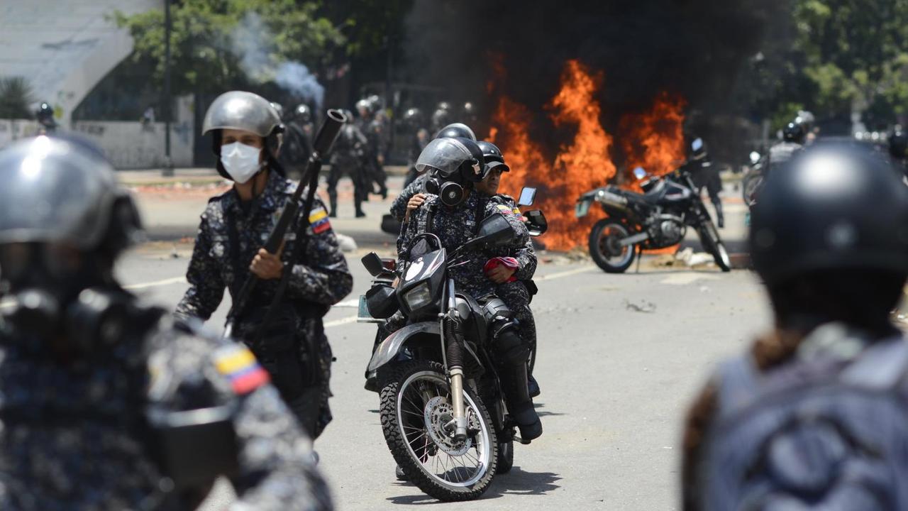 Motorradpolizisten der Nationalgarde patrouillieren am 30.07.2017 in Caracas (Venezuela).