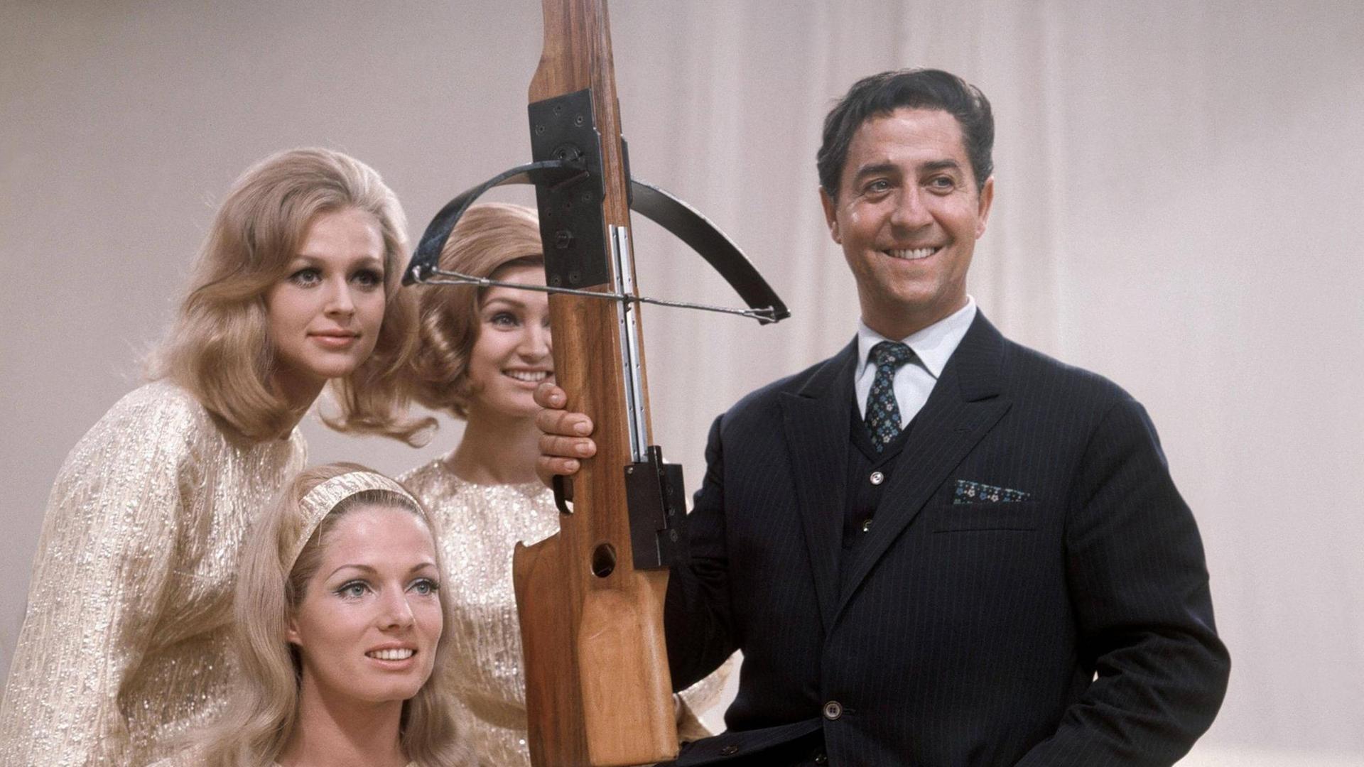 Vico Torriani mit Armbrust und Assistentinnen 1969