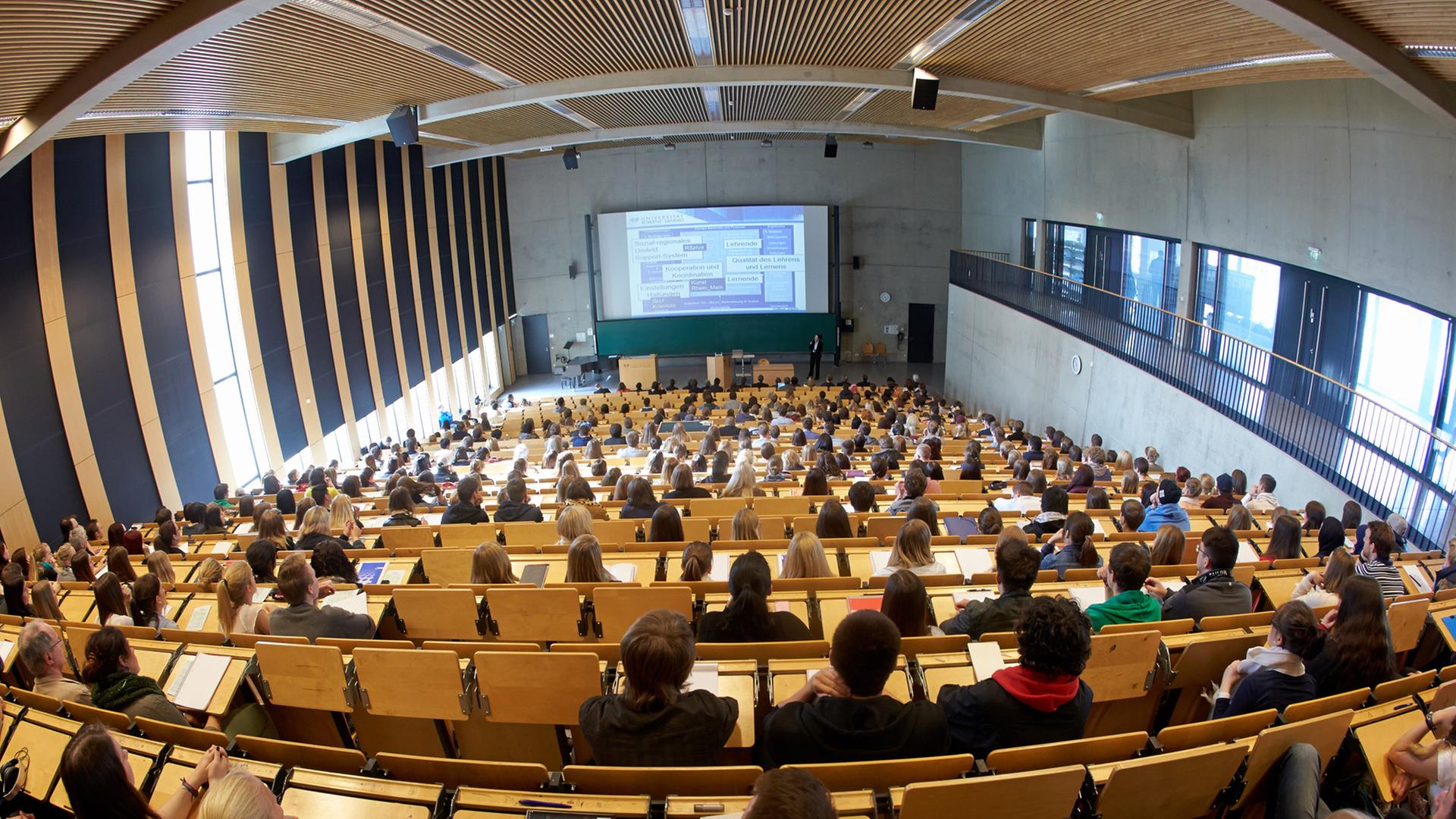 793 Studenten sitzen bei der Erstsemesterbegrüßung am Campus Koblenz der Universität Koblenz-Landau in Koblenz-Rheinland-Pfalz im großen Hörsaal.