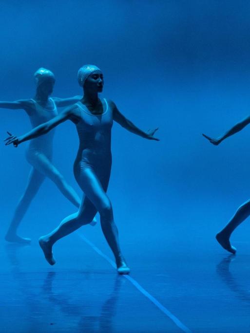 Tänzer auf der Bühne des Hamburg Balletts bei der Hauptprobe, in blaues Licht getaucht.